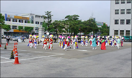 참가 단체별로 내세운 깃발은 달랐지만 마음은 하나. 